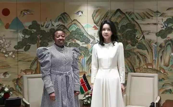 肯尼亚 韩国第一夫人又作妖！穿一身白接待肯尼亚夫人，赢了肤色输了格局